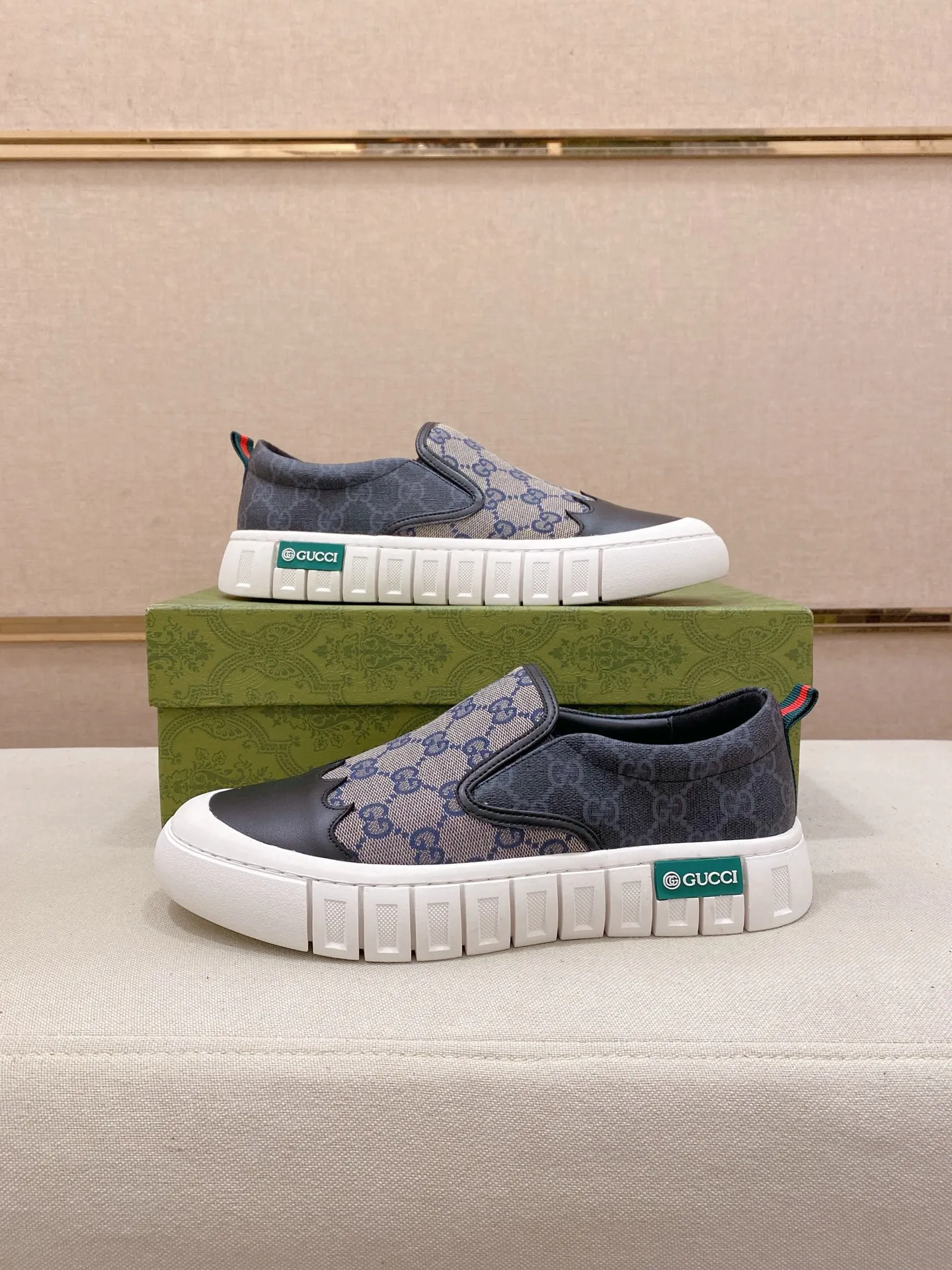 Factory price: 400💰 (GUCCI) The latest model from the official website 🎁🎁Casual and fashionable men's shoes👟, hot style💥The version is simple and elegant, exclusive for trendy men. Unique latest brand elements from the official website👑Original decoration, fashionable and generous, the fabric is original cowhide ✅Sheepskin lining, the official website specifies wear-resistant casual outsole, the classic model is taken in kind at the counter🎬38-44 (45 is not returned or exchanged when customized)